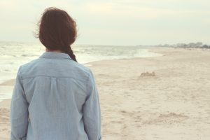 Méditation dans le silence avec un beau paysage et la solitude